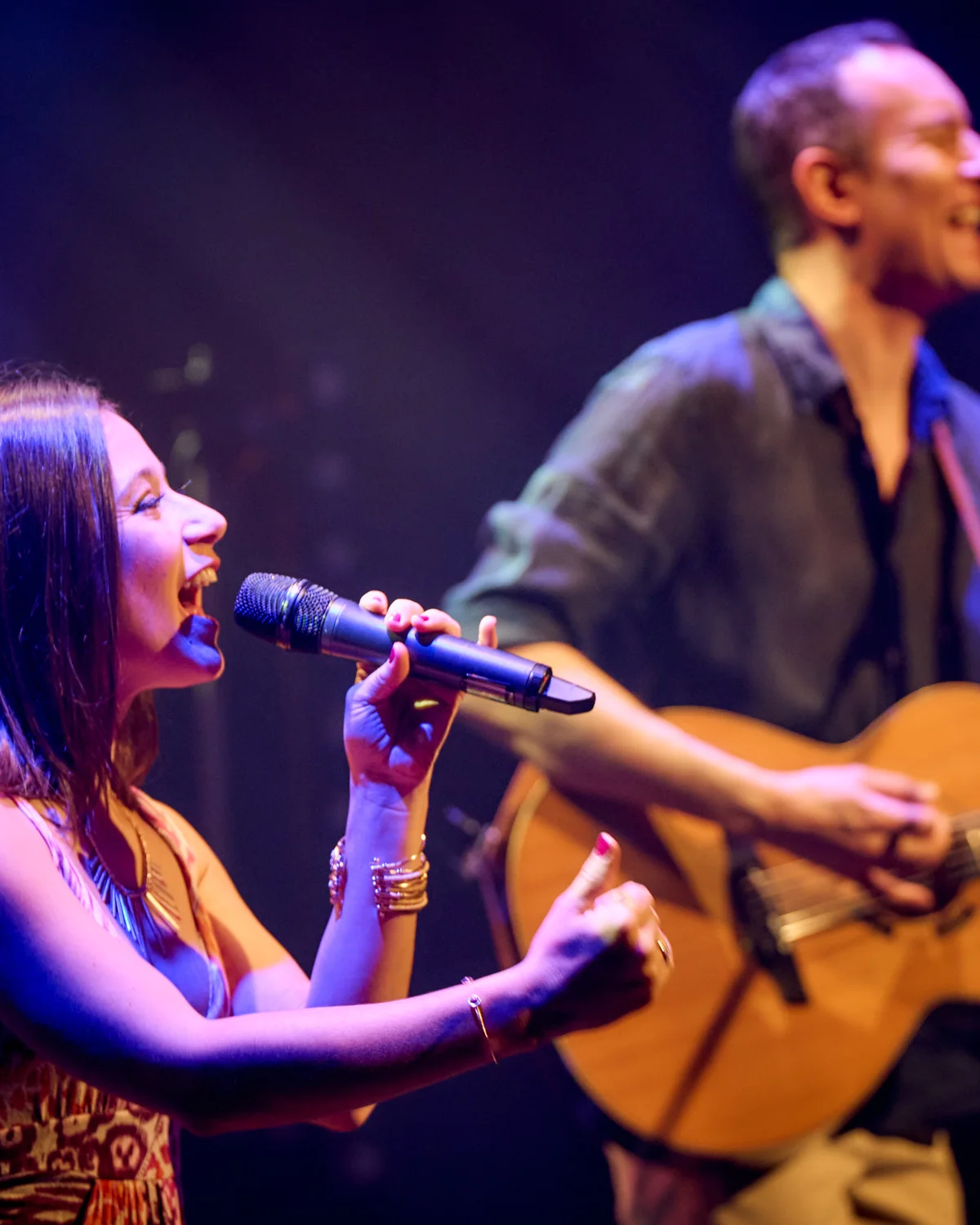 Lisa au chant et Sylvain à la guitare sur scène